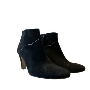 black ankle boots elegant gold trim, 
 US 8
Gently worn, good condition.